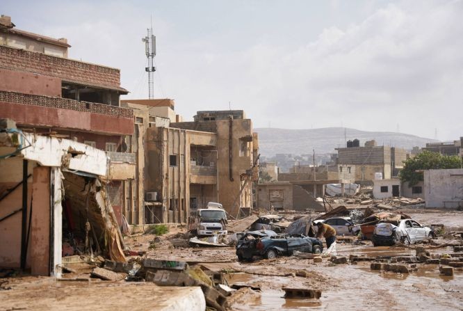 这是9月11日在利比亚东部城市德尔纳拍摄的洪水过后的景象。（图：新华社）