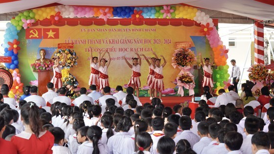 平政县迪老小学举行学校落成仪式和2023-2024新学年开学典礼。