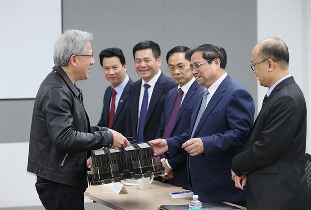 范明政总理造访英伟达半导体芯片制造公司。（图：越通社）
