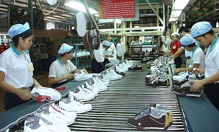 越南企业加工生产鞋品出口。