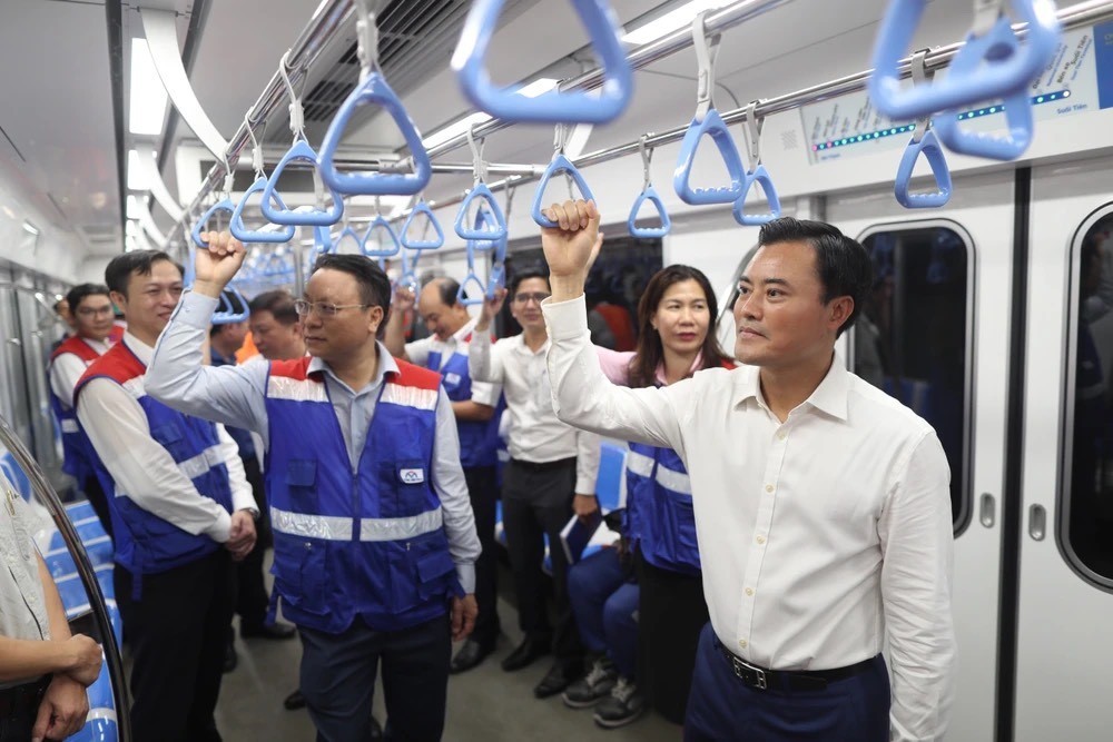 市人委会副主席裴春强体验从滨城中心车站到仙泉车站的全线试运。