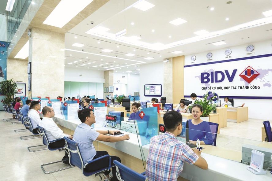 客户在BIDV银行交易。