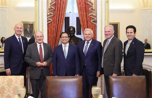 总副总理范明政（左三）与美国参议院外交关系委员会主席孟南德茲和诸位参议员合照。（图：越通社）