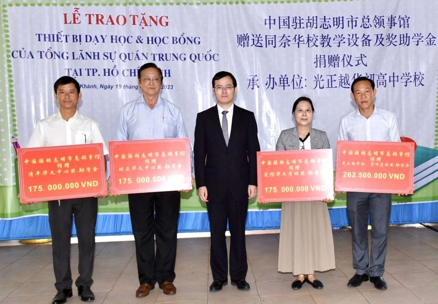 副总领事徐州向校捐赠奖助学金。