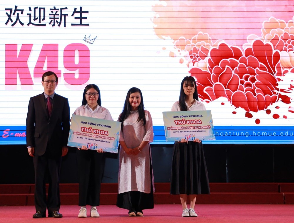 徐州副总领事颁发奖学金给榜首大学生。