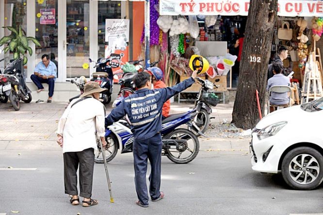 《陆路交通安全秩序法》草案规定车辆应对步行者、残疾人士过马路时减速让路。