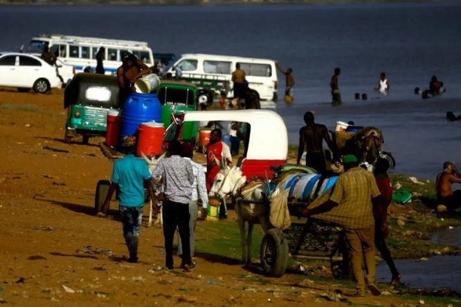 图为 4月17日，由于武装冲突导致停水，苏丹喀土穆市民到尼罗河打水。（图：新华社）
