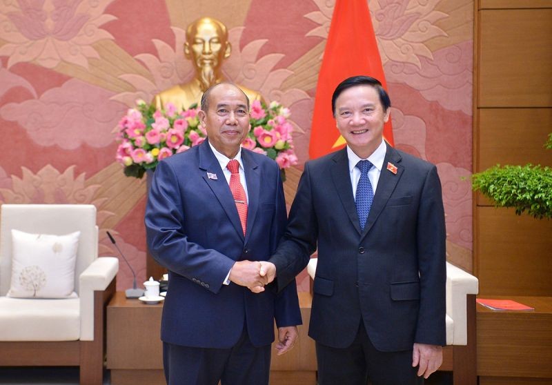 国会副主席阮克定（右）接见老挝国会民族委员会主任坎贝‧丹拉。