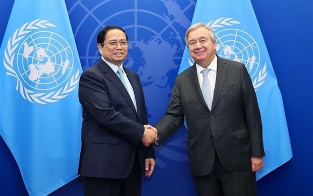 政府总理范明政（左）会见联合国秘书长安东尼奥•古特雷斯。（图：越通社）