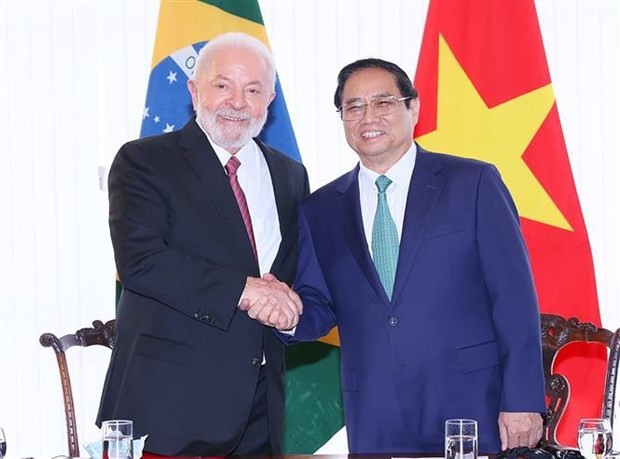 越南政府总理范明政（右）与巴西总统路易斯·伊纳西奥·卢拉·达席尔瓦握手合影。（图：越通社）