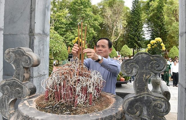 政府副总理陈留光在保肯国家历史遗迹区向各位英雄烈士上香并献送鲜花。（图：VGP）
