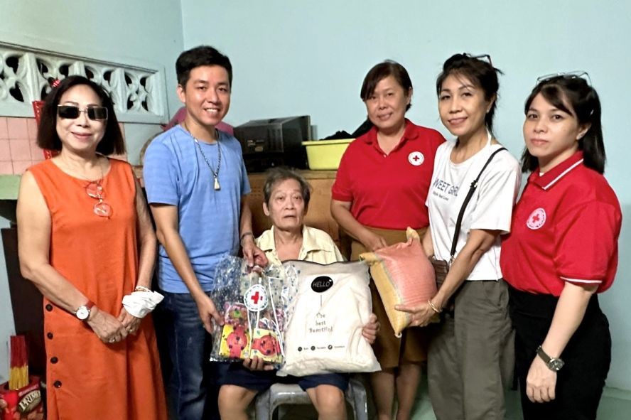 第六郡红十字会代表团向华人老人赠送中秋礼物。