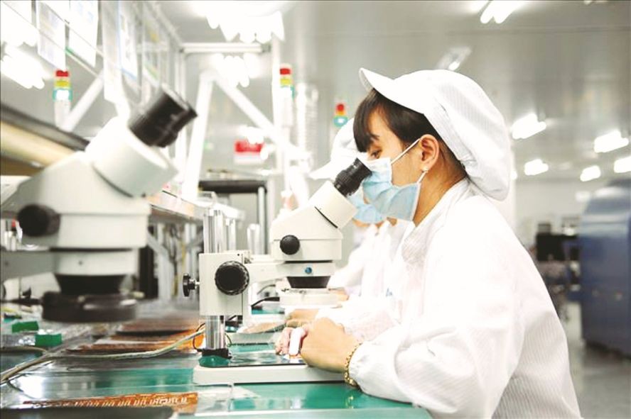 韩国 Synopex 公司在越南的电子零件生产线。（图：VNA）