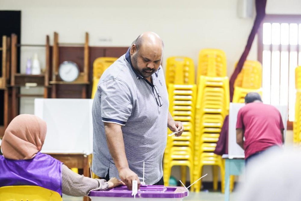 9月30日，一名选民在马尔代夫首都马累的投票站投票。（图：新华社）