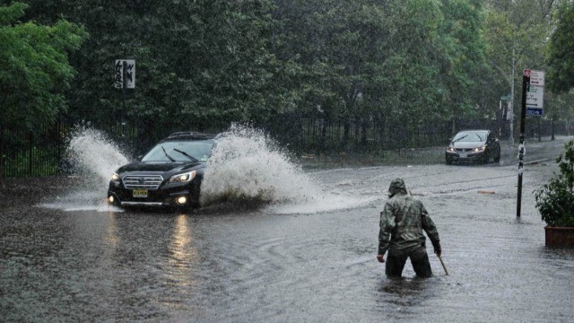 美国纽约9月29日遭遇强降雨，纽约州长霍楚尔宣布，由于出现极端降雨天气，纽约市、长岛和哈德逊河谷地区进入紧急状态。（图：互联网）