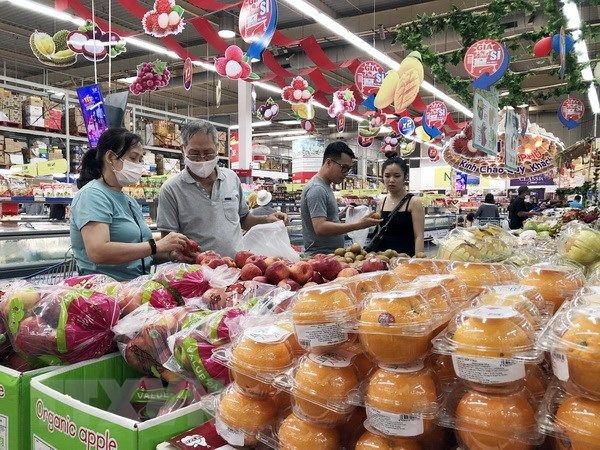 消费者在超市选购食品。（图：美芳）