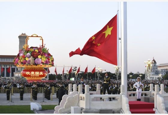 中国超 30 万民众国庆日天安门广场观升旗
