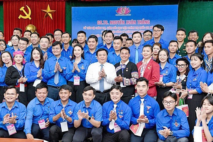 党中央政治局委员、中央理论委员会主席阮春胜与出席第七次遵循胡伯伯教诲先进青年大会的模范青年。