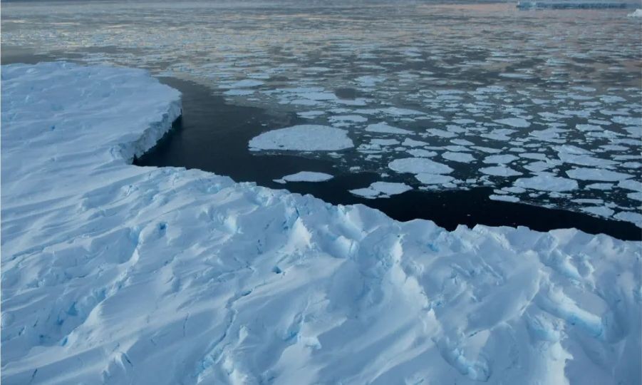 报导称，南极洲周围的海冰面积通常在接近南半球冬季结束的9月左右达到顶峰，然后在夏季接近尾声的2月或3月融化到最低值。。（图：互联网）