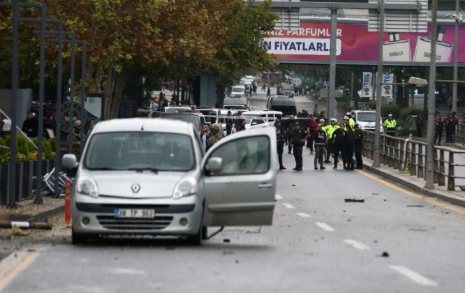 图为爆炸案两名恐怖分子乘坐的一辆商用车，拆弹专家在现场工作。（图：路透社）