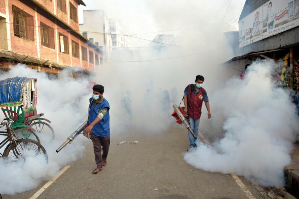 8月20日，工作人员在孟加拉国达卡进行灭蚊工作，以预防登革热。（图：新华社）