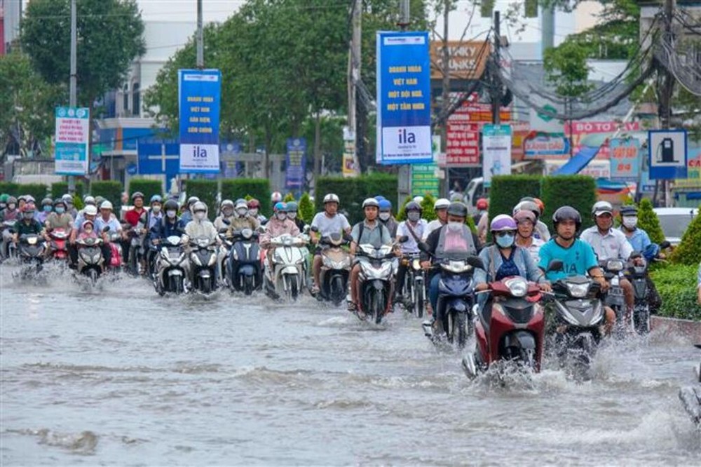 10月2日，芹苴市大潮汛人们出行遇到许多困难。（图：越通社）