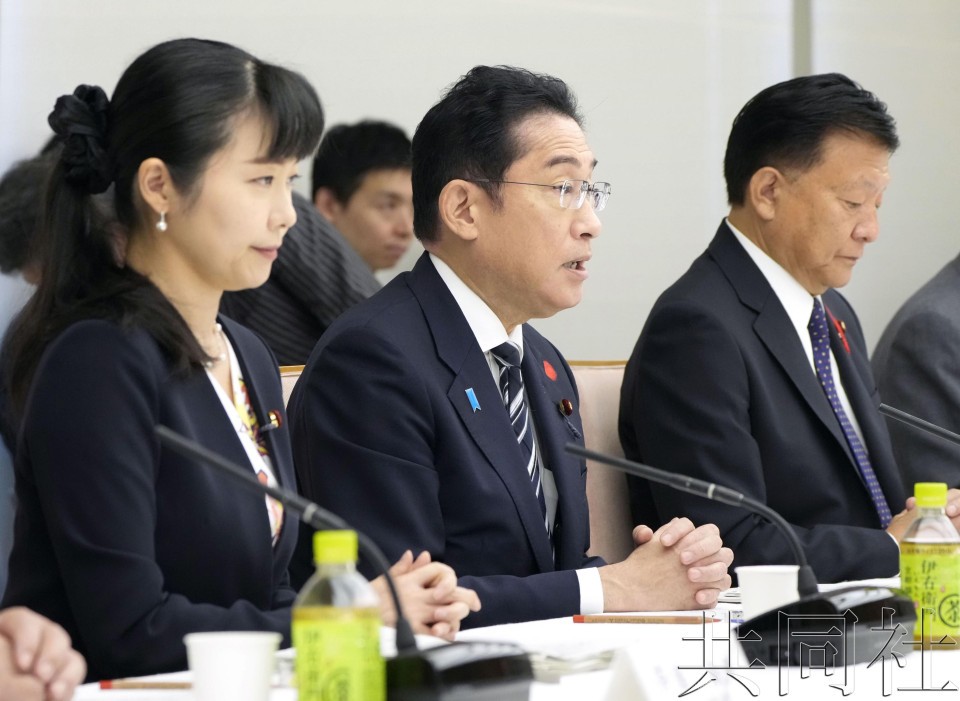 10月2日，日本首相岸田文雄在“儿童未来战略会议”上致辞。左侧为儿童政策担当相加藤鲇子，右侧为经济再生担当相新藤义孝。摄于首相官邸。（图：共同社）