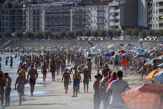 当地时间9月30日，人们在西班牙海滩纳凉。（图：互联网）