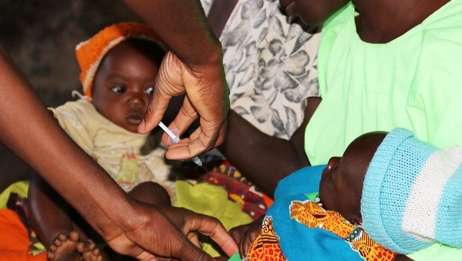 医务人员在给马拉维一个5个月大的婴儿注射疟疾疫苗。（图：WHO）