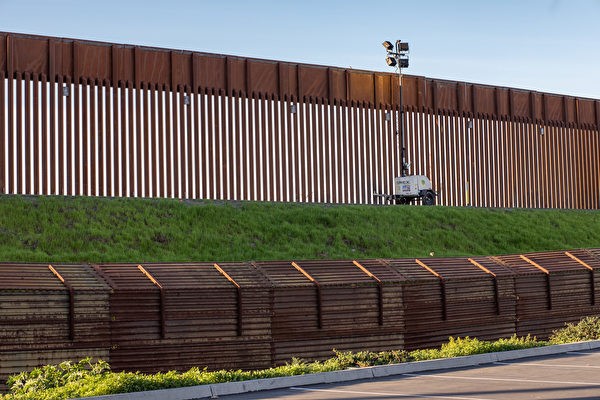 美国得州从联邦政府收到价值数百万美元的边境墙材料。图为2019年5月28日堆放在加州San Ysidro的美墨边境墙材料。（图：互联网）