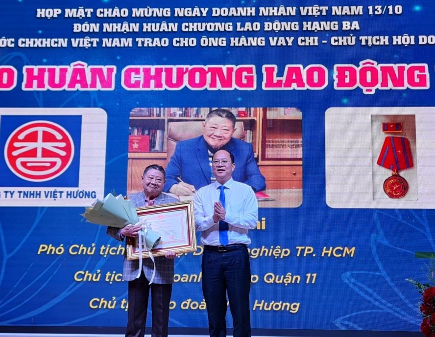 市委副书记阮胡海向杭慰瑶先生转授国家主席授予的三等劳动勋章。