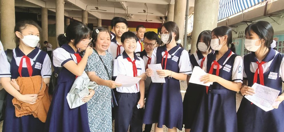 文朗学校华文科学生向老师汇报考试情况。