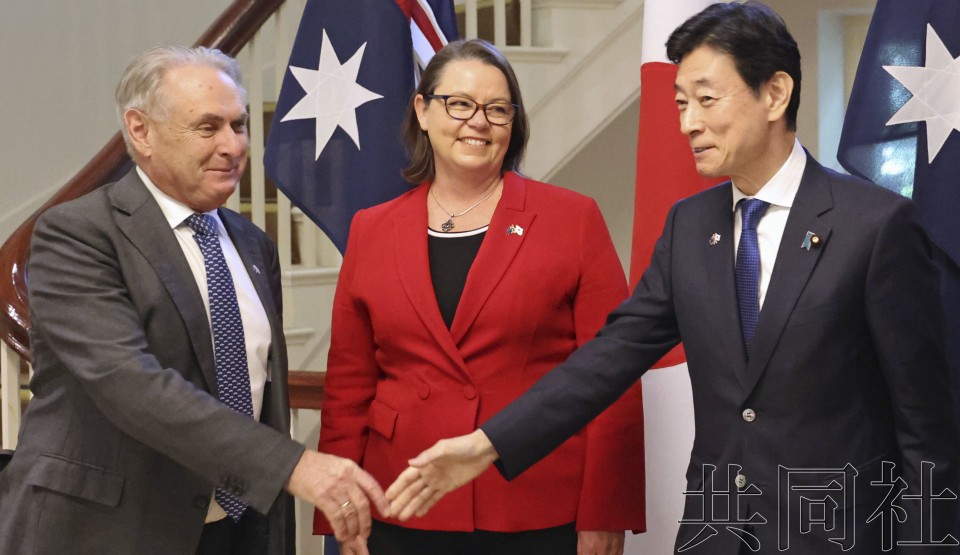 图为10月8日，在澳大利亚墨尔本出席日澳经济部长对话的澳大利亚贸易部长法瑞尔（左起）、资源部长马德琳･金和日本经济产业相西村康稔。（图：共同社）