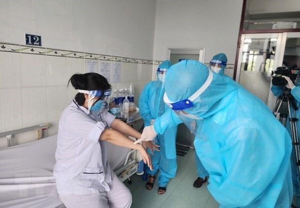 医护人员在为一名猴痘患者查体。（图：越通社）