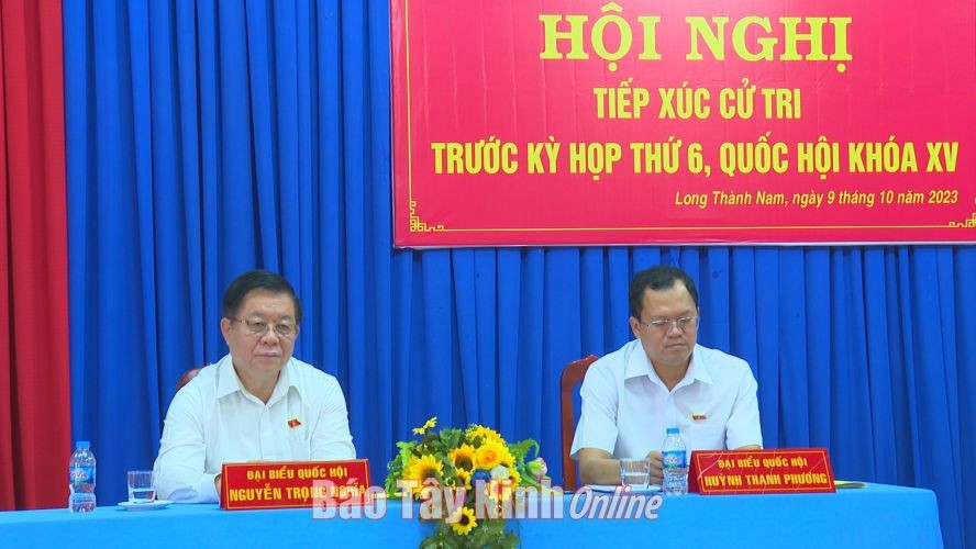 中央宣教部长阮仲义（左）与西宁省国会代表团出席选民接触会。（图：西宁报）