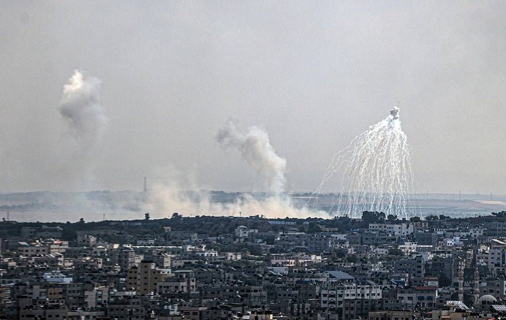 11日，加沙城在遭到以色列轰炸后烟雾升起。（图：互联网）