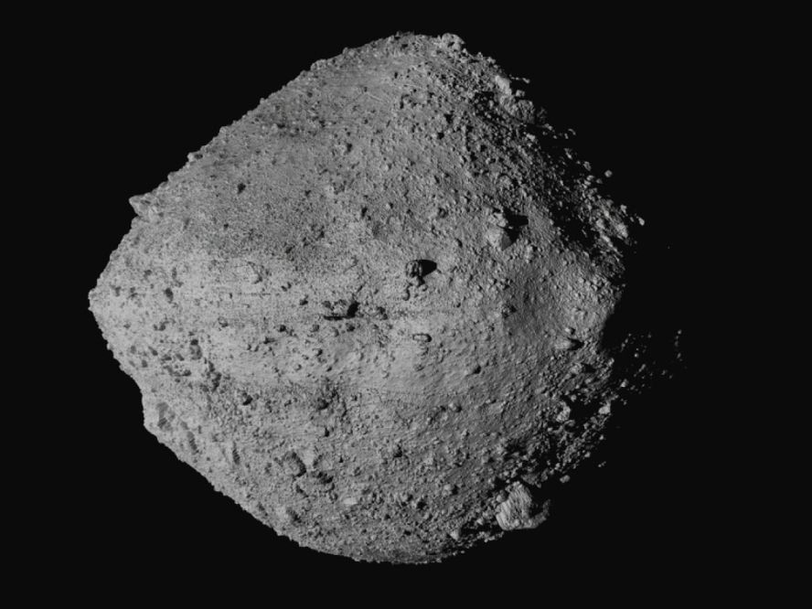 这是探测器拍到的贝努小行星影像。这个小行星有45亿年历史，蕴含源自太阳系早期的物质。（图：AP）