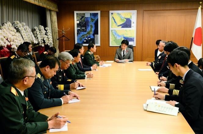 国防部副部长阮新疆上将于10月11日会见日本防卫大臣木原稔。（图：越通社）