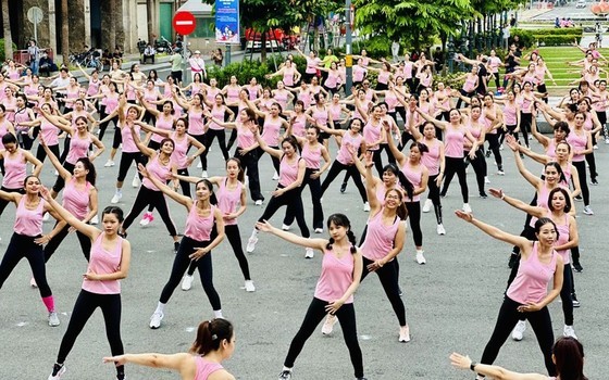 逾700妇女参加健美操表演