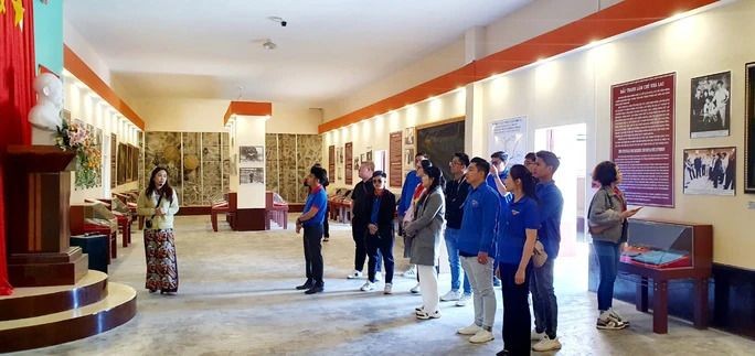 共青团员在朔源之旅行程中参观在林同省大勒市的国家遗迹儿童监狱。