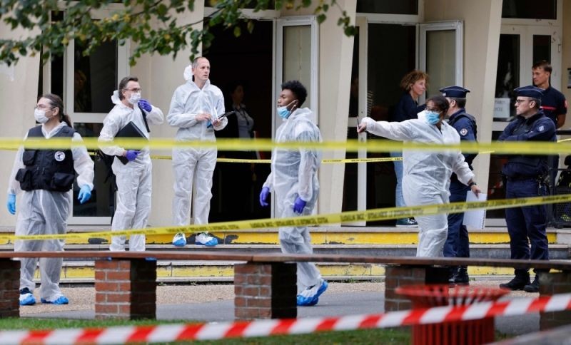 法国北部城市阿拉斯一所高中13日下午发生持刀袭击事件，造成一名教师死亡、三人重伤。法医人员到场搜证。（图：AFP）