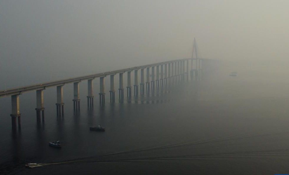 这是10月13日在巴西亚马孙州马瑙斯拍摄的烟雾笼罩下的城市景观（无人机照片）。（图：新华社）