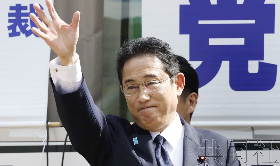 10月15日下午，日本首相岸田文雄在长崎县佐世保市向选民挥手致意。（图：共同社）