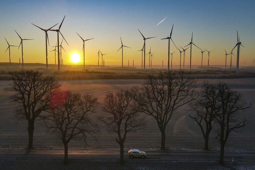 当地时间2023年2月7日，德国勃兰登堡州，风能公园“奥德沃兰”的日出。（图：Getty Images）