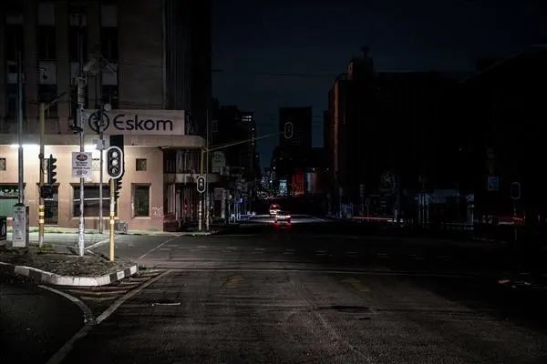 约翰尼斯堡市区一隅，只有Eskom招牌下有灯光。（图：彭博新闻）