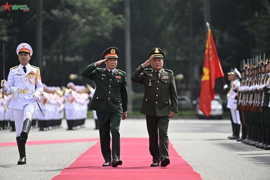 国防部副部长阮新刚上将与柬埔寨皇家军队冯批森大将检阅仪仗队。（图：人民军队报）