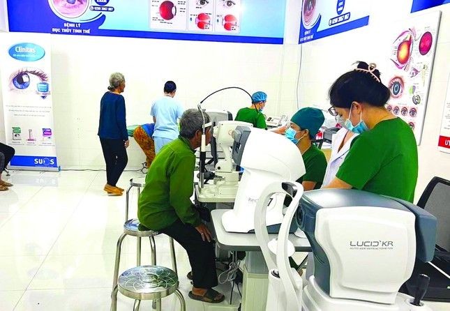 少数民族同胞在昆嵩省眼科医院检查眼疾。（图：前锋）