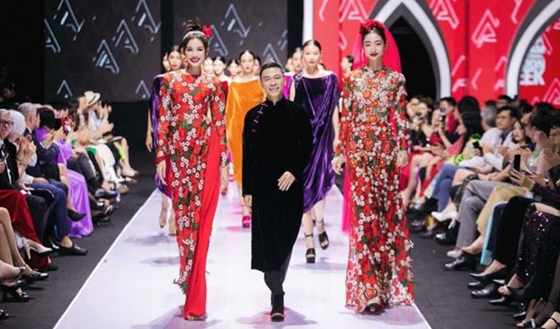 可以通过海外越南人来向国际推广越南文化服装。