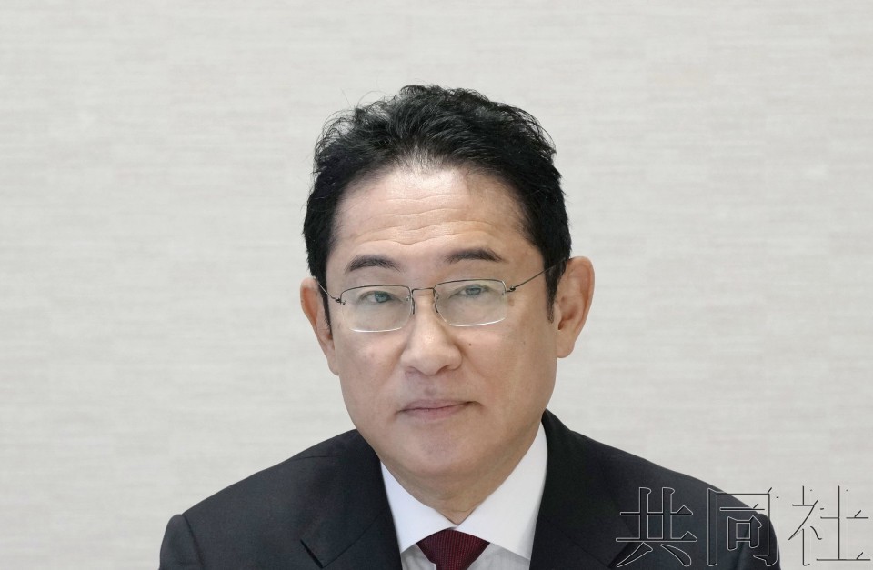 10月17日上午，日本首相岸田文雄在东京永田町的自民党总部出席党高层会议。（图：共同社）
