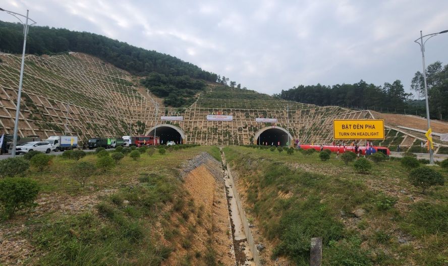 清化省宜山市长林乡长荣隧道。